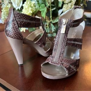 Euc MICHAEL Michael Kors Berkley T-Strap Cinder Embossed Leather Heel Sandals